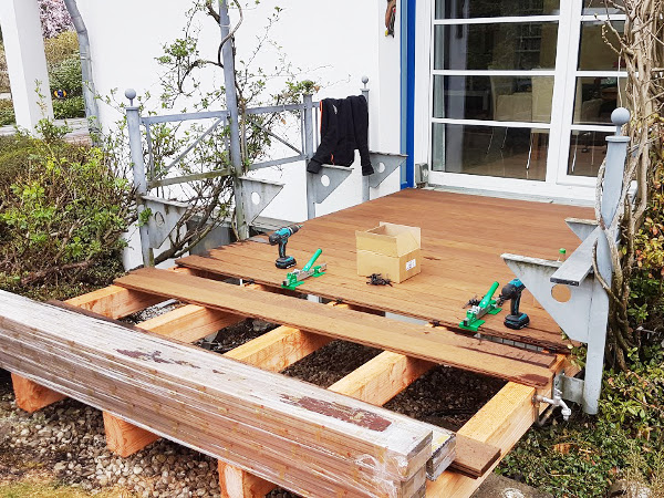 Kleine Holzterrasse im Bau durch Garten- und Landschaftsbau Gottwald