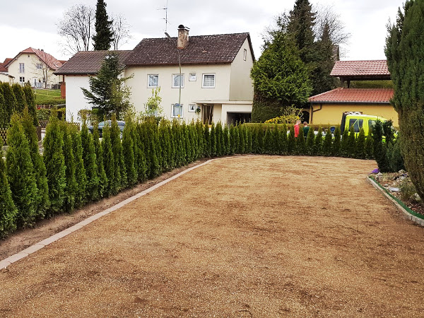 Eine Rasenfläche entsteht durch Garten- und Landschaftsbau Gottwald